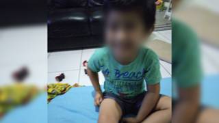Filho de Luana, com 5 anos, precisou interromper atendimento em clínica. (Foto: Direto das Ruas)