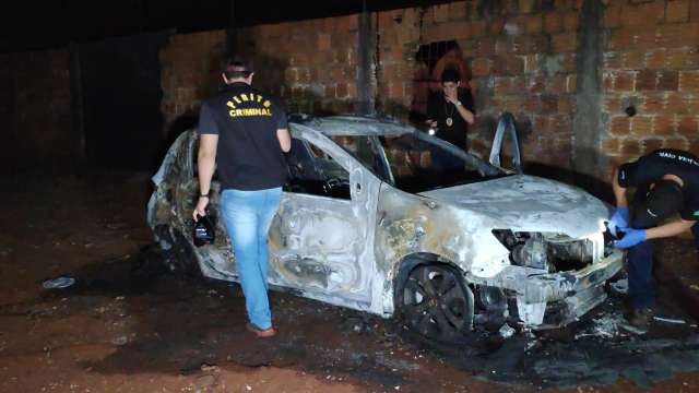 Sandero usado por pistoleiros que mataram PM &eacute; encontrado em chamas