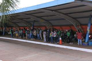 Estudantes aguardando ônibus no terminal em frente a escola Hércules Maymone. (Foto: Kísie Ainoã/Arquivo)