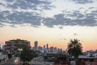 Céu colorido no amanhecer visto da Avenida Fernando Corrêa da Costa. (Foto: Henrique Kawaminami)