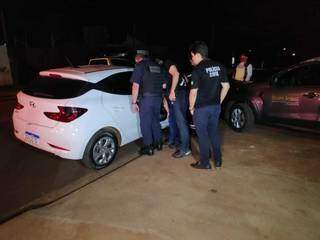 Policiais ao lado do carro do cabo Moura, estacionado em frente ao local do crime. (Foto: Adilson Domingos)