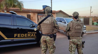 Policiais durante operação deflagrada nesta manhã. (Foto: Divulgação/PF)