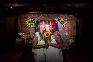 Paula e Kamila casaram no último fim de semana, em uma cerimônia intimista, mas lotada de cores. (Foto: Celso Magalhães)