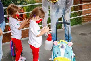 Crianças seguem medidas de biossegurança contra a covid-19, como uso de máscaras e higiene das mãos, em escola na Capital (Foto: Henrique Kawaminami/Arquivo)