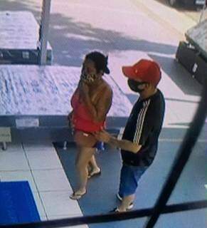 Casal finge ser cliente para despistar empres&aacute;rio e  furtar loja de colch&otilde;es