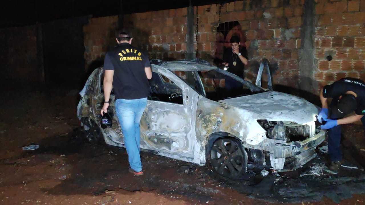 Peritos da Polícia Civil tentam encontrar pistas em Sandero queimado (Foto: Adilson Domingos)