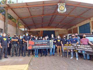 Agentes penitenciários em frente ao Presídio de Segurança Máxima de Campo Grande. (Foto: Aletheya Alves)