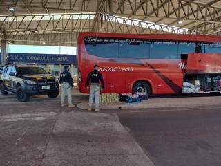 Ônibus foi flagrado pela PRF, em Terenos, a 25 km de Campo Grande. (Foto: Divulgação/PRF)