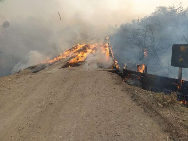 Fogo destr&oacute;i 7&ordf; ponte no interior e suspeita &eacute; de inc&ecirc;ndio criminoso