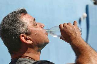 Recomendação é de beber muita água, evitar café e bebidas alcoólicas. (Foto: Paulo Francis)