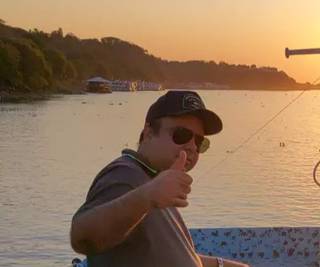 Ricardo posa para fotografia na partida para dias de pescas no Rio Paraguai. (Foto: Arquivo Pessoal)