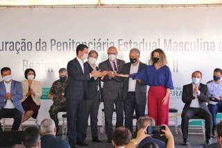 Autoridades na solenidade de inauguração do novo presídio da Gameleira, em Campo Grande. (Foto: Paulo Francis)