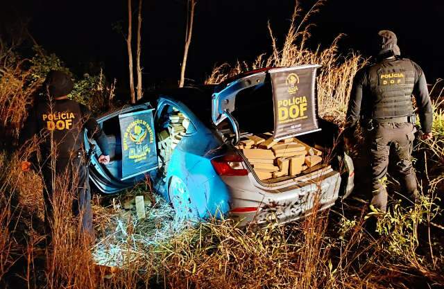 Em persegui&ccedil;&atilde;o, traficante abandona carro com 1 tonelada de maconha e foge a p&eacute; 
