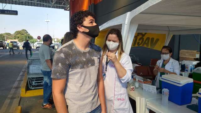 Vacina&ccedil;&atilde;o contra covid em mercado &eacute; surpresa e al&iacute;vio para quem garantiu a dose