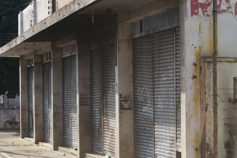 Lojas fechadas na Antiga Rodoviária (Foto: Marcos Maluf)