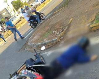 Corpo de vigia de escola caído ao lado de moto, no centro de Ponta Porã. (Foto: Direto das Ruas)