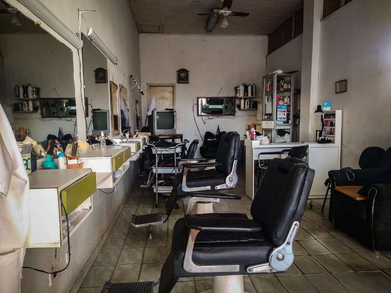 Barbearia na Antiga Rodoviária é um dos estabelecimentos que atende clientes até hoje (Foto: Marcos Maluf)