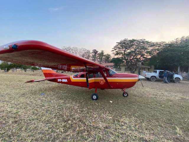 Bombeiros sobrevoam Rio Paraguai em busca de turistas e piloteiro