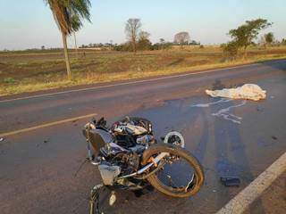Moto ficou destruída, após bater na lateral de carreta. (Foto: Adilson Domingos)