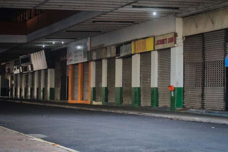 Muitos lugares que continham lojas fecharam com a baixa no movimento da região (Foto: Marcos Maluf)