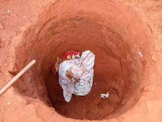 Buraco onde corpo de Laís de Jesus Cruz foi encontrado. (Foto: Sidney Assis/Arquivo)