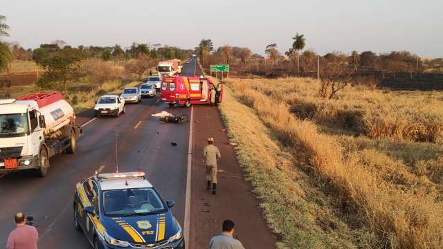 Homem morre dilacerado em acidente entre moto e carreta