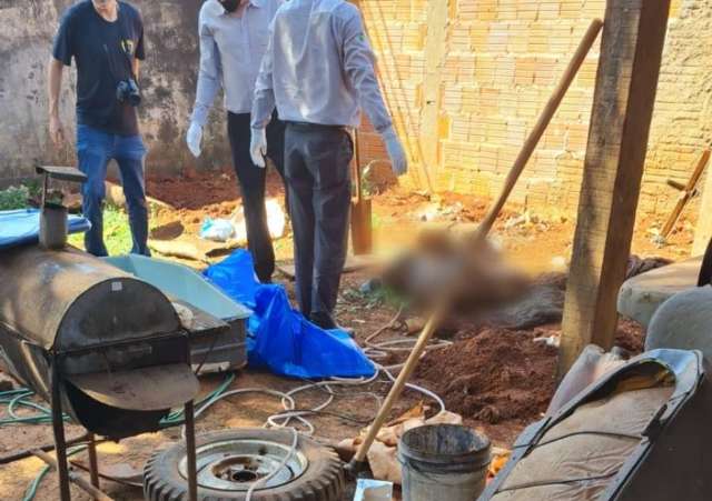 Corpo &eacute; achado em cova e pol&iacute;cia apura se &eacute; de desaparecida em maio