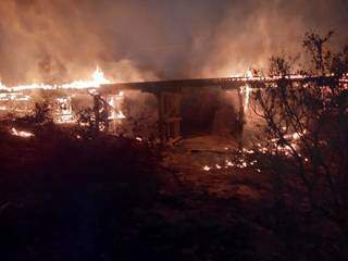 Ponte consumida pelo fogo na quarta-feira. (Foto: Edicarlos Oliveira/Porto Murtinho Notícias)