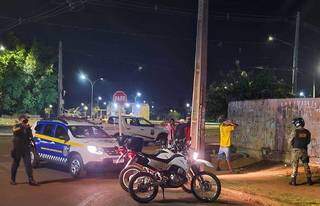 Autor tentou se esconder em terreno baldio, mas foi encontrado e preso. (Foto: Divulgação/Guarda Municipal)