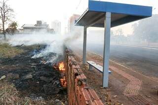 Fogo em terreno atrapalha visibilidade de quem passa pela Ch&aacute;cara Cachoeira