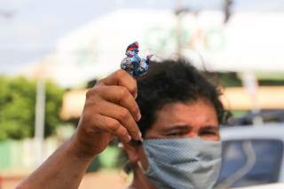 Elizangela vendendo pirulitos na Rua Pernambuco. (Foto: Paulo Francis)