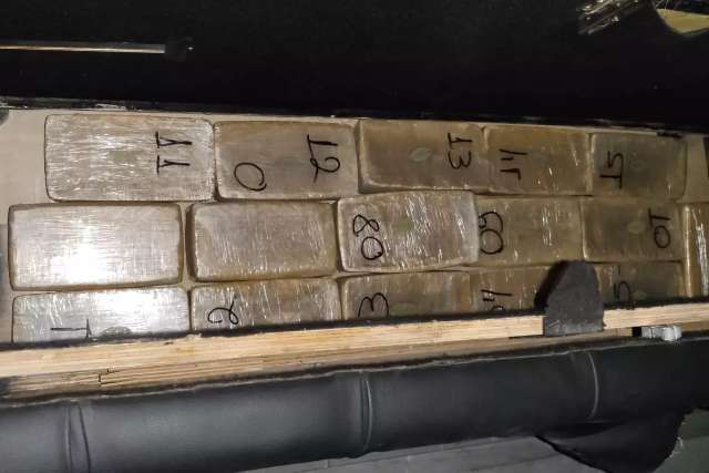 Policiais do Choque param para ajudar condutor e descobrem 16 kg de coca&iacute;na
