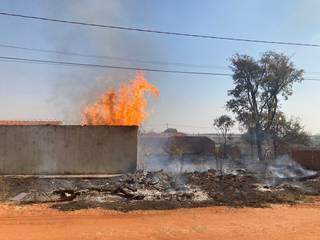 Quartos com materiais de construção pegam fogo e chamas atingem terreno Quartos com materiais de construção pegam fogo e chamas atingem terreno