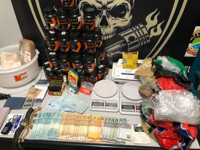 Casal &eacute; preso com pasta base e at&eacute; prensa industrial para preparar droga