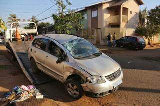 Ao desviar de cão, mulher capota carro ao bater em veículo parado Ao desviar de cão, mulher capota carro ao bater em veículo parado