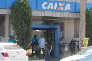 Fila se forma em frente de agência da Caixa, em Campo Grande (Foto: Marcos Maluf/Arquivo)