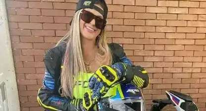 Fam&iacute;lia anuncia luto por morte de influencer que caiu de carro em movimento