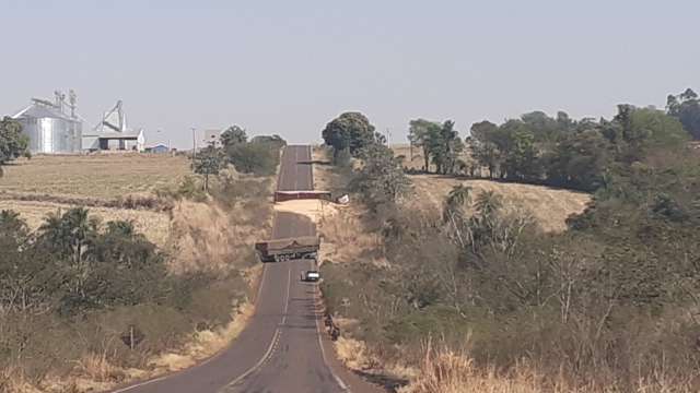 Carreta tomba, mata motorista e interdita anel viário em Caarapó