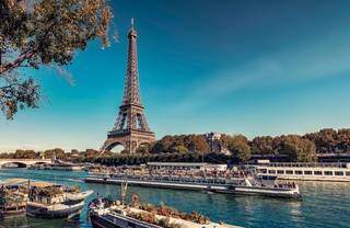 A Torre Eiffel (ao fundo) é um dos diversos atrativos turísticos da França, país europeu com fronteira aberta para brasileiros (Foto: Reprodução)