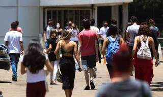 Estudantes entrando em universidade particular, antes da pandemia (Foto: Marcello Casal Jr/Agência Brasil)
