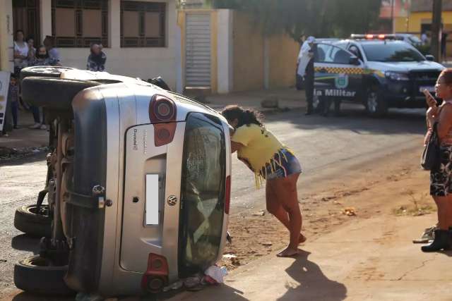Ao desviar de c&atilde;o, mulher capota carro ao bater em ve&iacute;culo parado