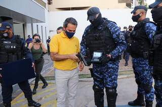 Prefeito Marquinhos Trad entrega pistola a um dos guardas municipais treinados. (Foto: Paulo Francis)