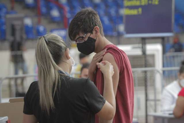 Capital retoma 1&ordf; dose com adolescentes de 13 anos