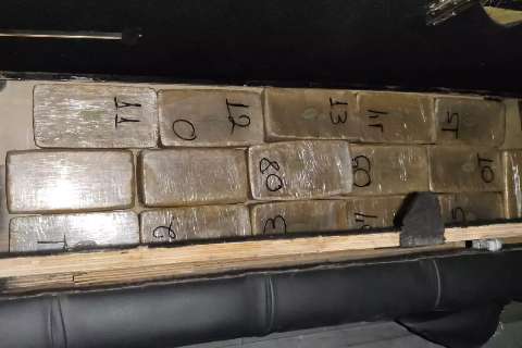 Policiais do Choque param para ajudar condutor e descobrem 16 kg de coca&iacute;na