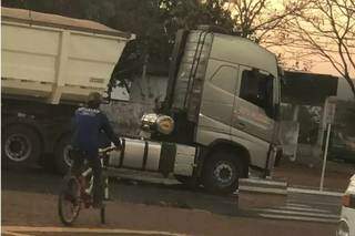 Bitrem fazia conversão à direitaj, quando atropelou ciclista. (Foto: Chapadensenews)