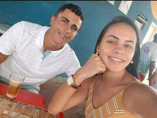 Jackeline e Edielson em foto publicada, em maio deste ano. (Foto: Redes Sociais)