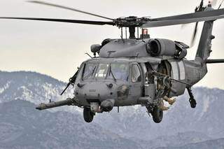 Avião é tão grande que carrega um helicóptero militar dentro dele (Foto USFA)