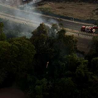 Foco de incêndio no Sóter é contido, mas retorna horas depois