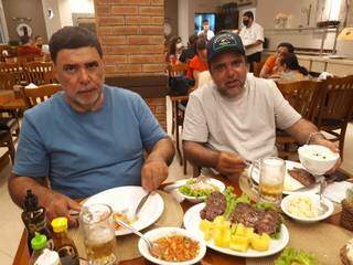 Após resgate, pai e filho comemoraram com jantar em churrascaria (Foto: Arquivo Pessoal)