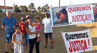 Família de Anador e de Joel foram ao canteiro central da avenida, onde os dois morreram ao serem atingidos por carro. (Foto: Reprodução)